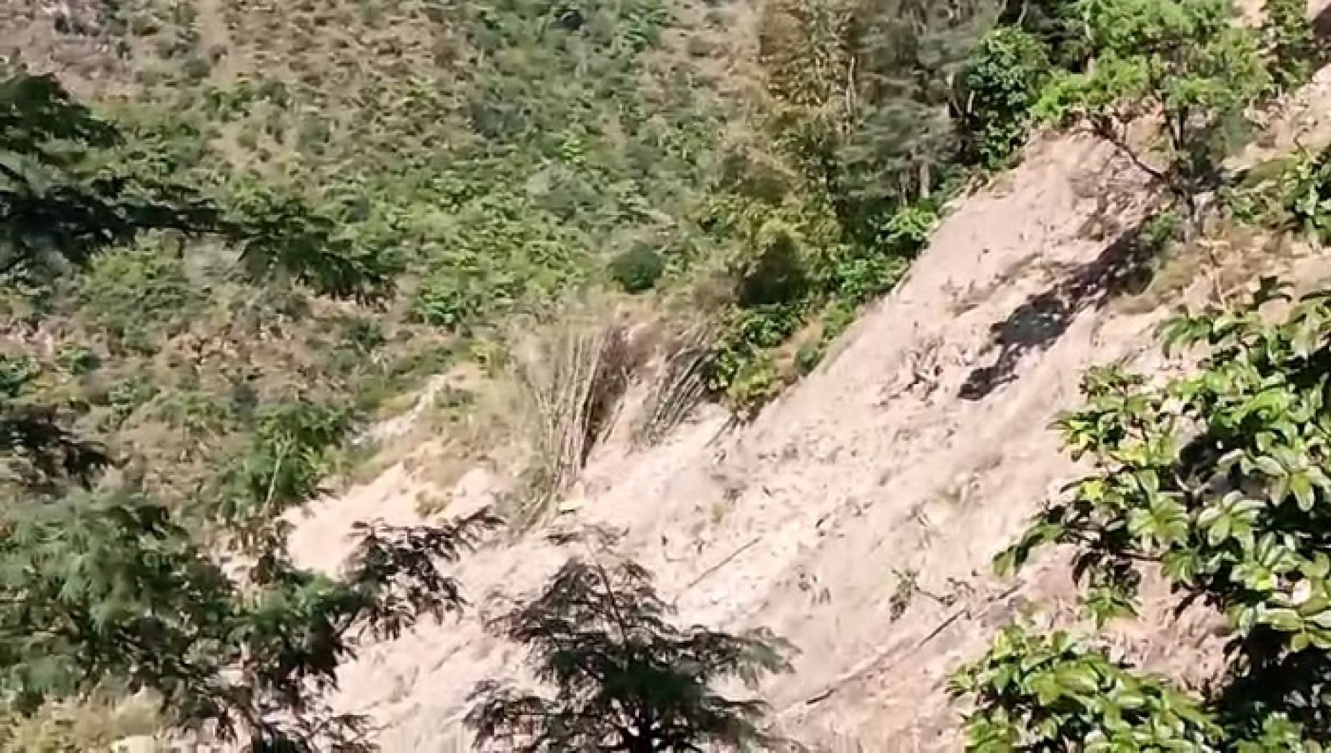 रामेछापको हिलदेवीमा पहिरोले गाउँ नै धसियो, ७८ घर जोखिममा
